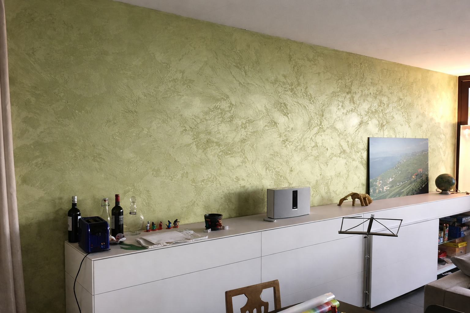 Stucco Veneziano – Wandgestaltung mit Akzentfarbe in modernem Interieur
