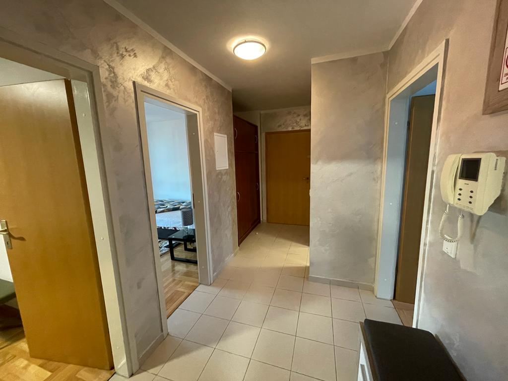 Stucco Veneziano – dekorative Stuckdecke in elegantem Esszimmer